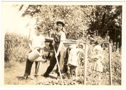 Women and children in the garden; Dorris Vick Collection MC961 © Pryor Center for Arkansas Oral and Visual History, University of Arkansas