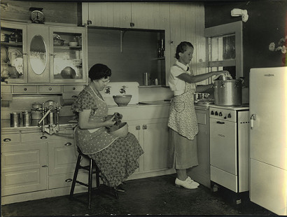 Two women canning; Dorris Vick Collection MC961 © Pryor Center for Arkansas Oral and Visual History, University of Arkansas