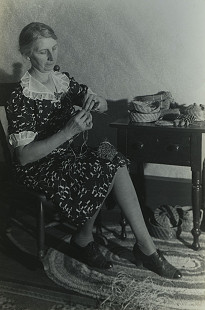 Nannie Holland, Fayetteville, making pine baskets; Dorris Vick Collection MC961 © Pryor Center for Arkansas Oral and Visual History, University of Arkansas