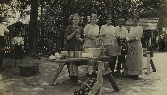 "Tomato" Girls Club group preparing to can tomatoes, 1912; Mabelvale Home Demonstration Club Records MC1640 © Pryor Center for Arkansas Oral and Visual History, University of Arkansas