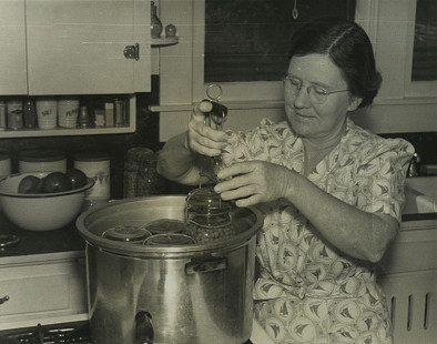 Canning demonstration; Dorris Vick Collection MC961 © Pryor Center for Arkansas Oral and Visual History, University of Arkansas