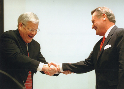 David Gearhart (right) with Chancellor Alan Sugg at the Univesity of Arkansas Board of Trustees meeting where Gearhart was appointed chancellor, 2008 © Pryor Center for Arkansas Oral and Visual History, University of Arkansas