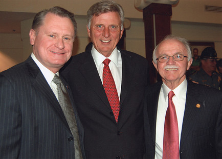 David Gearhart with Mike Beebe and Dick Trammel, University of Arkansas, April 2009 © Pryor Center for Arkansas Oral and Visual History, University of Arkansas