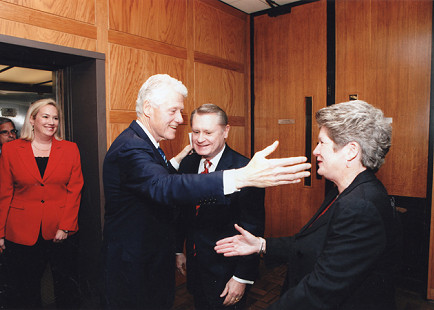 David Gearhart with (l-r) Stephanie Streett, Bill Clinton, and Jane Gearhart; April 2012 © Pryor Center for Arkansas Oral and Visual History, University of Arkansas