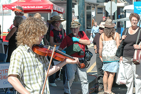 Street performer and onlookers on Cherry Street in downtown Helena, Arkansas, during the Arkansas Blues and Heritage Festival; 2006 © Eric Gorder 2006; egorder@gmail.com