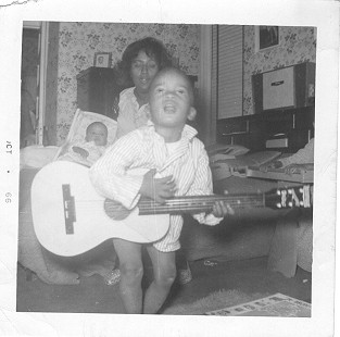 Lucious Spiller with his guitar at the age of 4 © Pryor Center for Arkansas Oral and Visual History, University of Arkansas